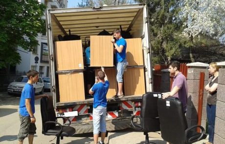 Echipa Mutari Iasi incarcand mobilier in autospeciala Echipa Mutari Iasi incarcand mobilier in autospeciala